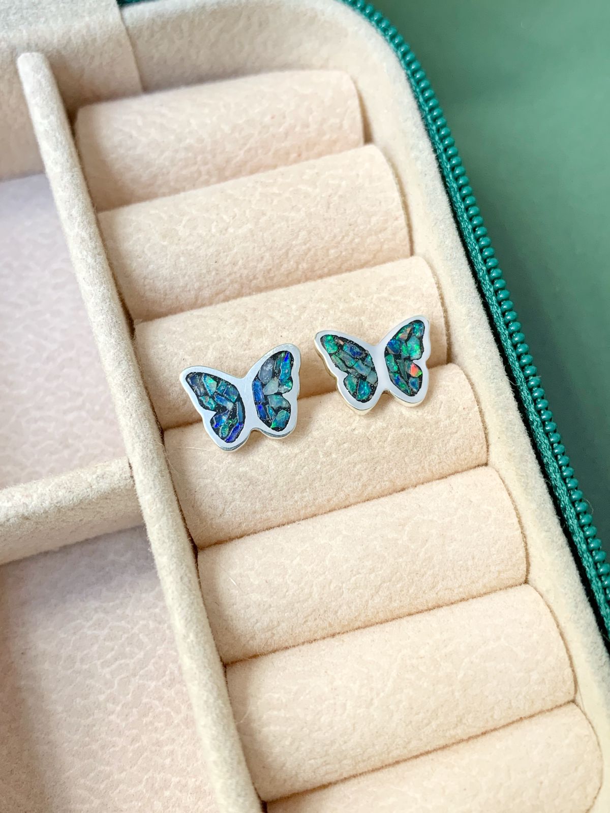 Brinco Borboleta em Opala