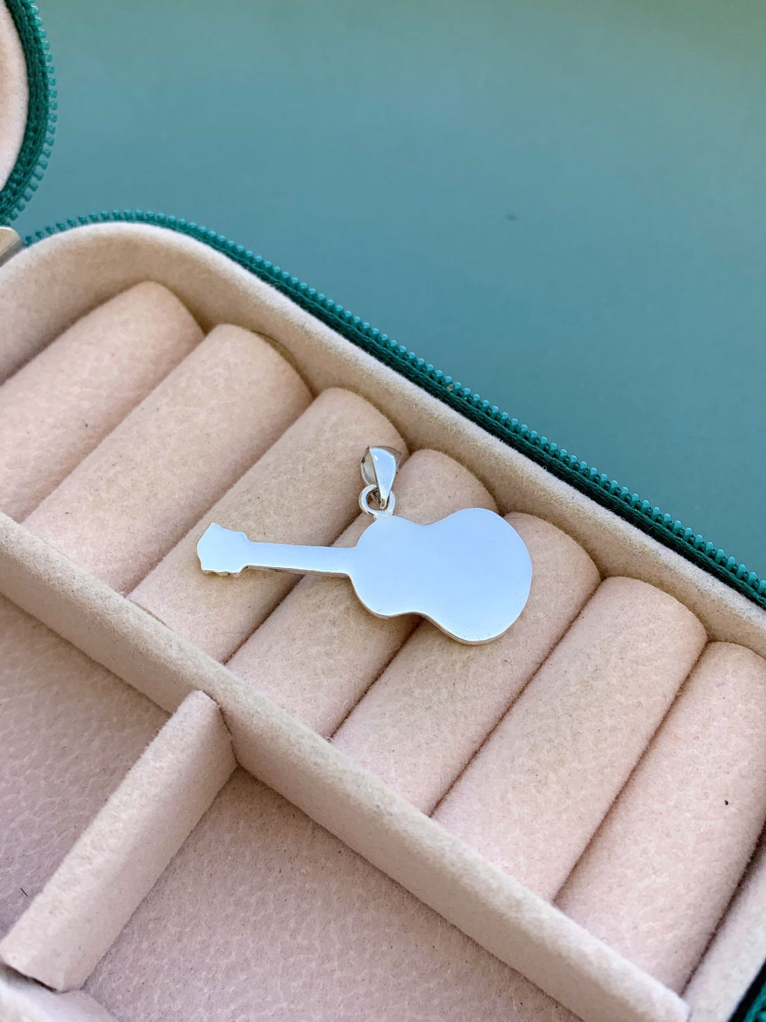 Pingente Violão em Opala