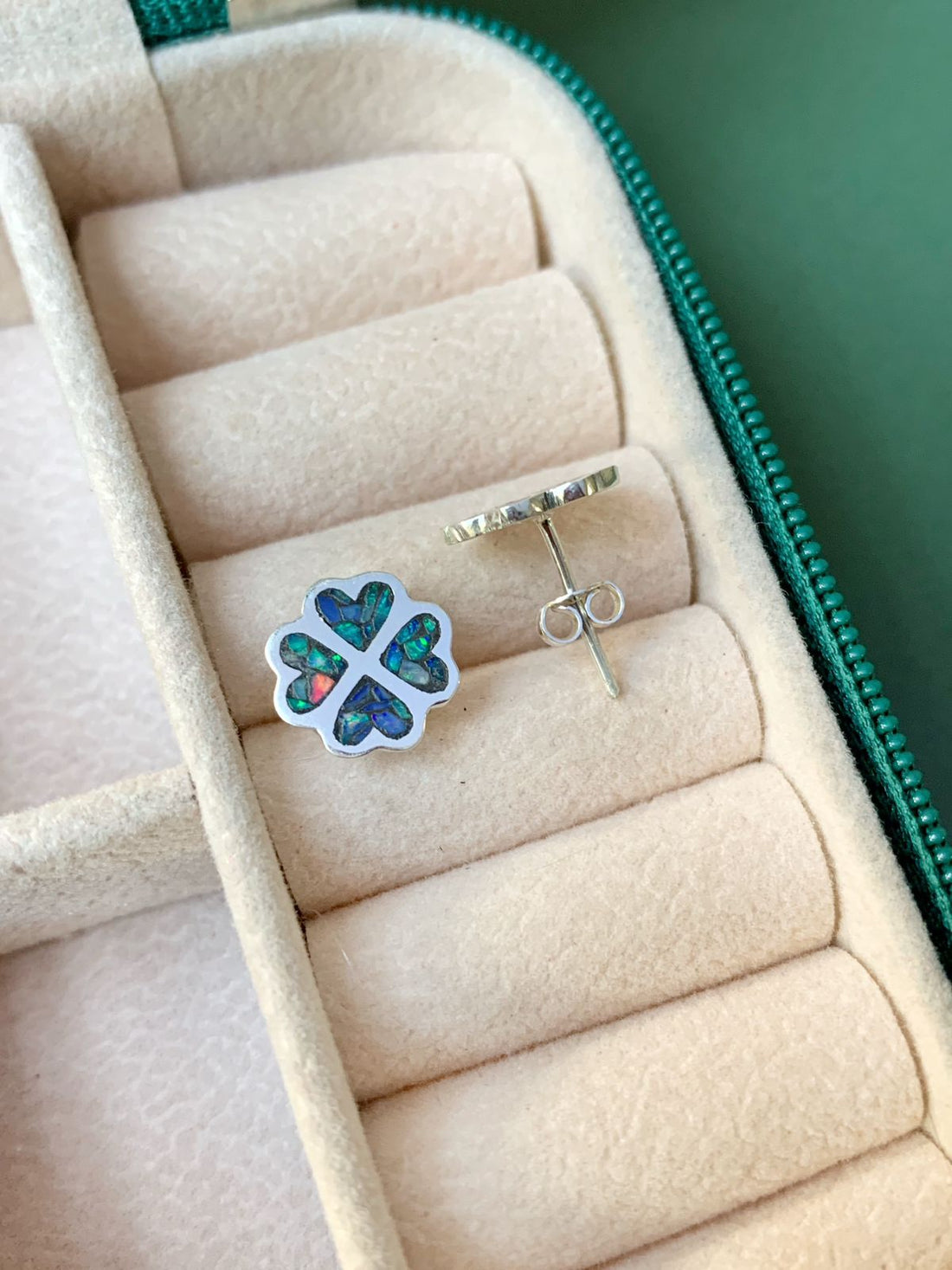 Brinco Trevo Chapado em Opala