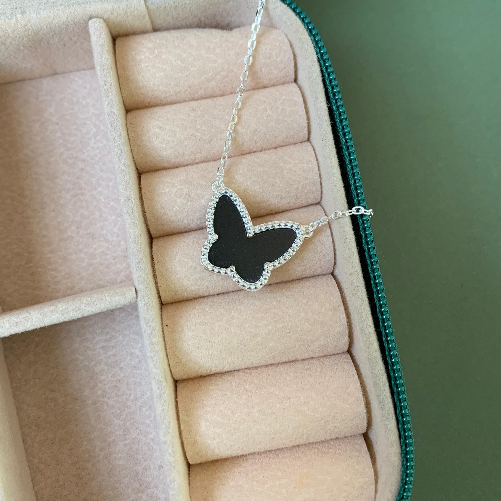 Gargantilha Borboleta Pedra Colorida